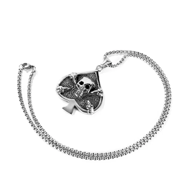 Full spade skull necklace laid in a circle