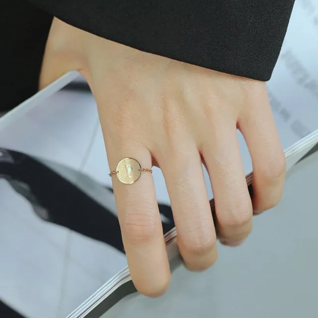 Hand on a hip wearing the chain disc ring